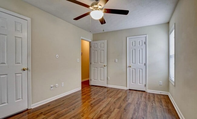 Building Photo - 3 Bedroom Home located Close To Carolina Beach