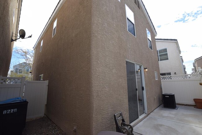 Building Photo - Nice 3 bedroom 2.5 bath home in a gated co...