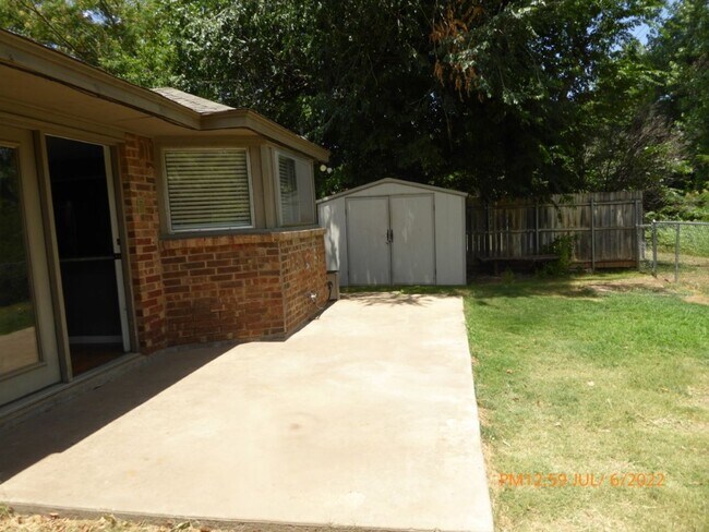 Building Photo - 2315 NE Village Dr