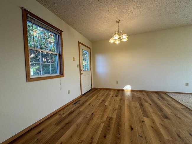 Building Photo - Charming 3-Bed, 2-Bath Home Just Minutes from Fort Leonard Wood!