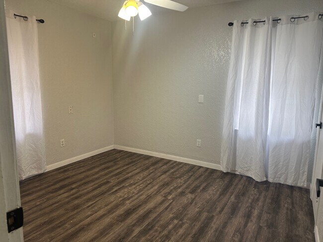 Building Photo - 208 Walnut St