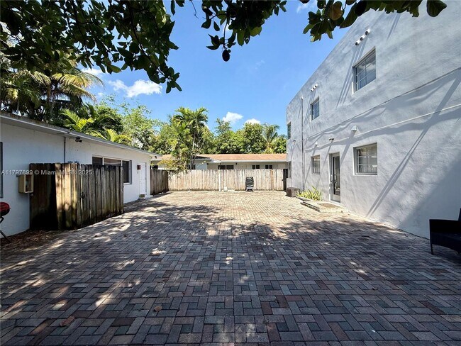 Building Photo - 572 NE 67th St