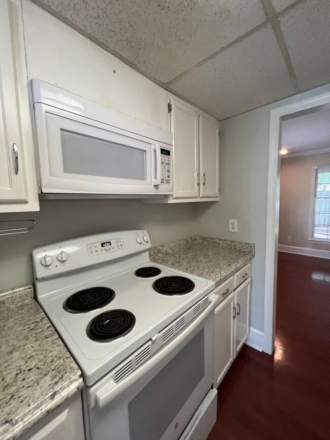 Building Photo - Adorable end unit town home in Stones Thro...