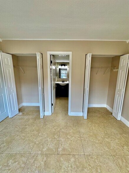 Building Photo - 10008 Twin Lakes Dr