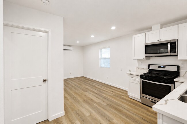 Building Photo - 1405 N Riverside Ave