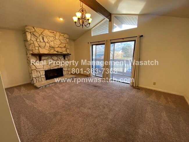 Building Photo - Spacious 3 bedroom, 1.5 bathroom condo in ...