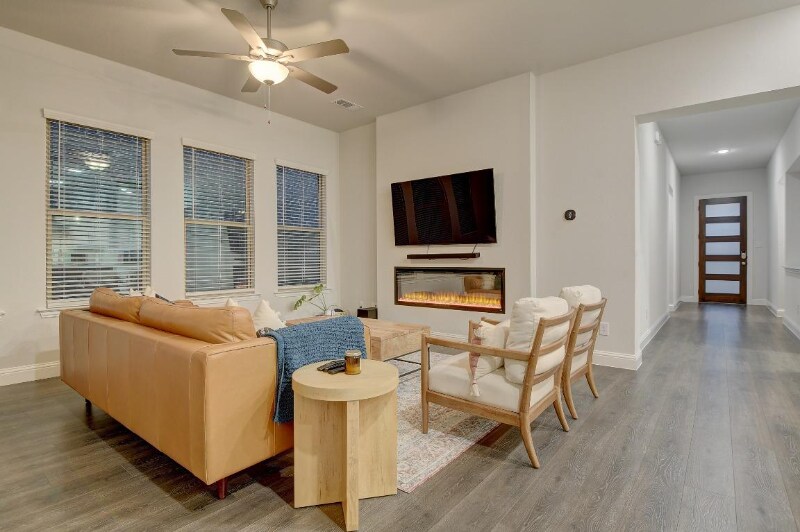 Building Photo - 1913 Cathedral Dr