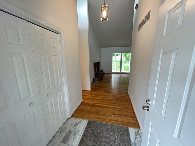 Building Photo - Beautiful Home Large Garage Highly Desired For Rent