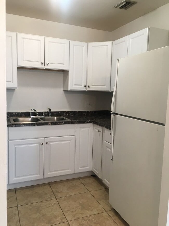 Building Photo - Updated Villa in Greenacres