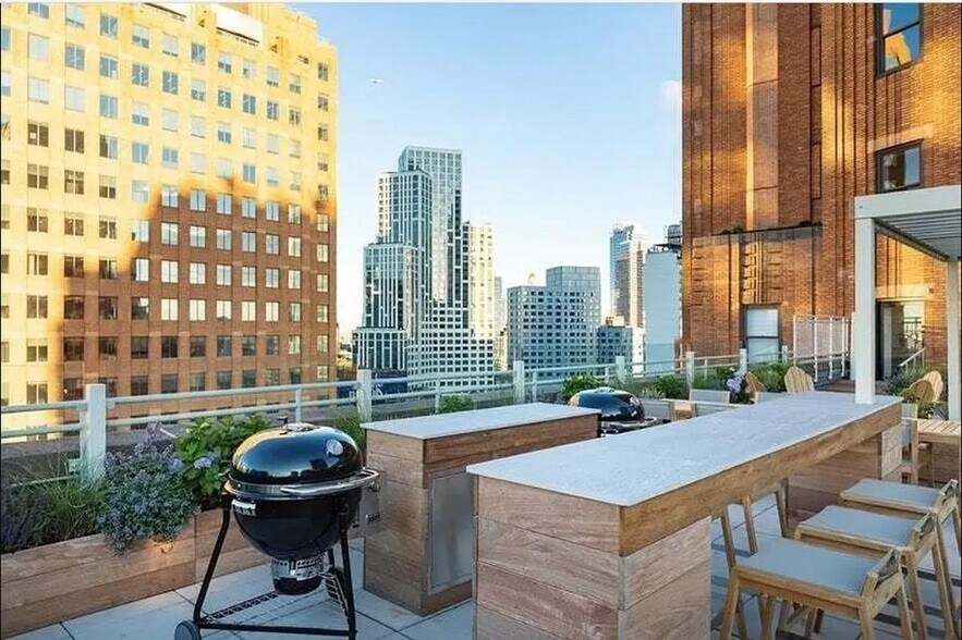 Building Photo - 365 Bridge St