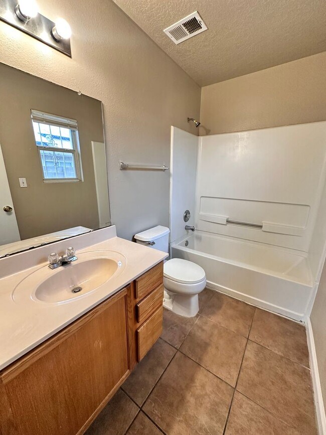 Building Photo - 3 Bedroom 2 Bathroom with 2 Car Garage