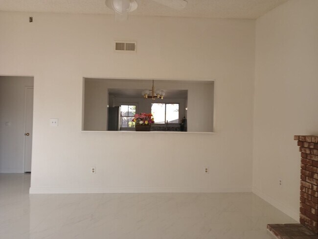 Building Photo - South Bakersfield Home – New Price $2,195!