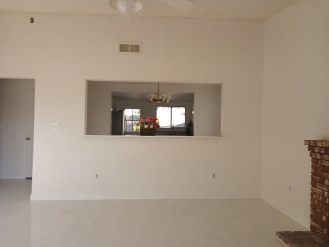 Building Photo - Stylish and Pet-Friendly 3-Bedroom Home in...