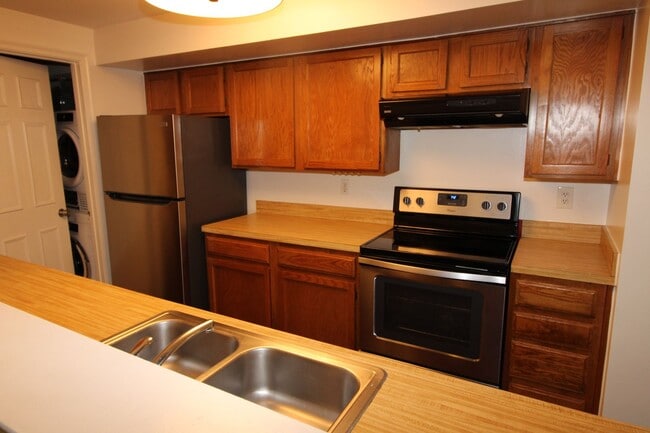 Building Photo - Very well maintained 2-bedroom 2-bath cond...