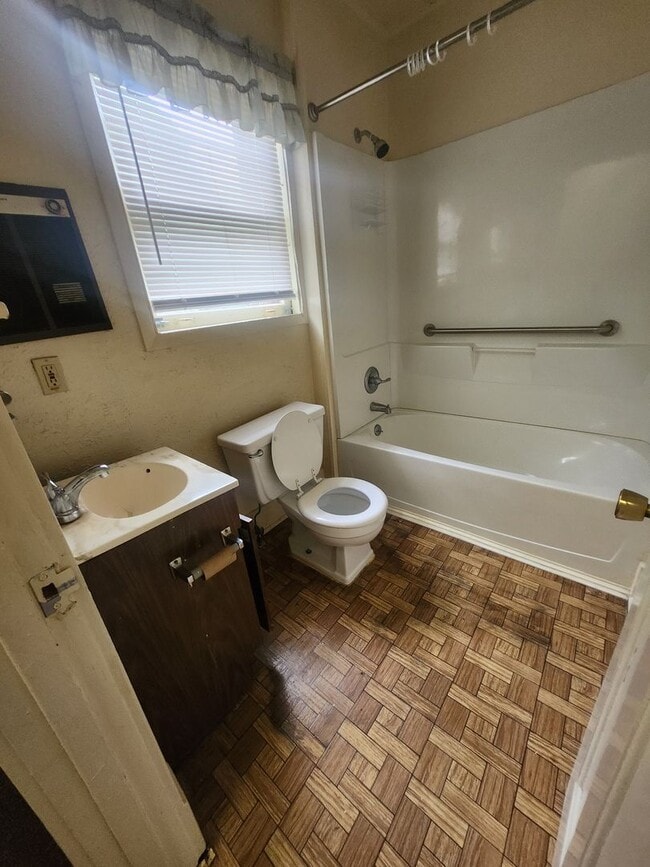 Building Photo - Spacious 2 bedroom townhouse style