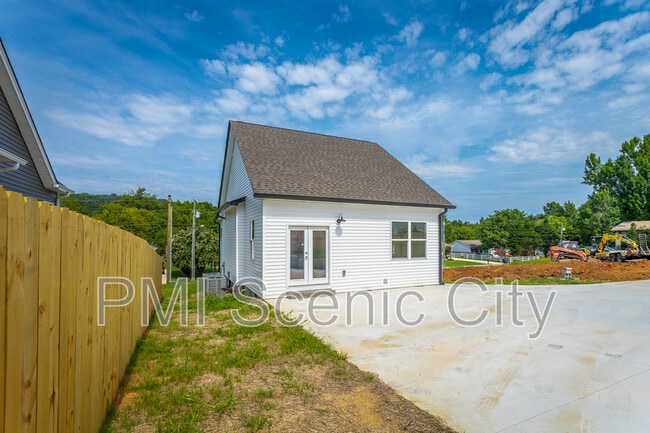 Building Photo - 2631 Rogers Dr SE