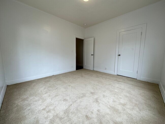 Building Photo - 1053 Dundas St