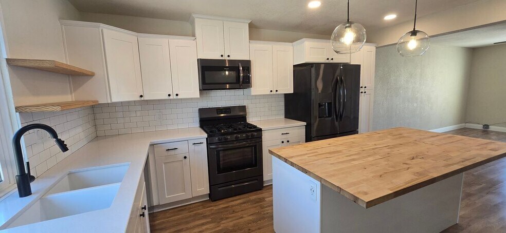 Building Photo - 751 Vía Los Santos