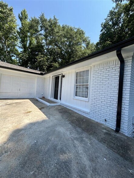 Primary Photo - 2066 Mulkey Rd SW