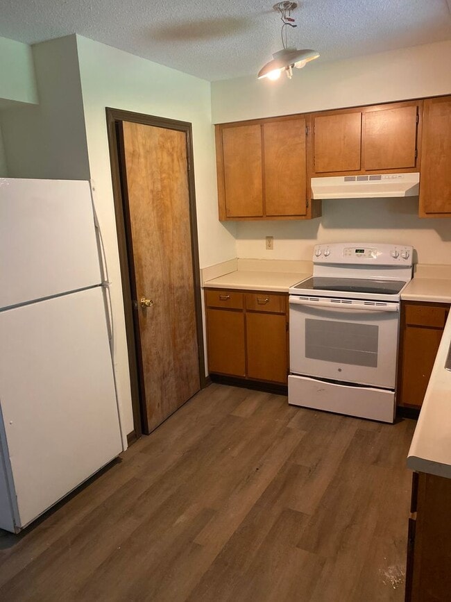 Building Photo - Newly Upgraded Townhouse