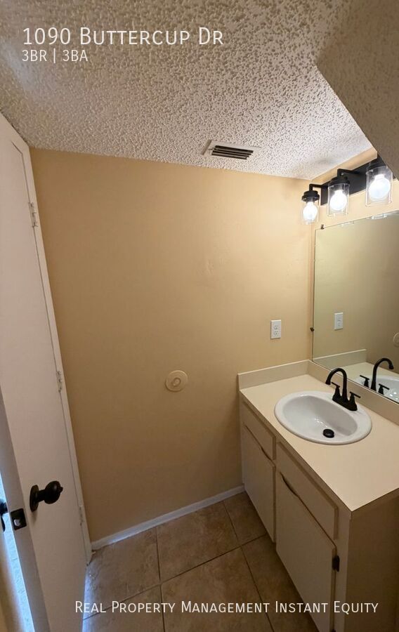 Building Photo - 1090 Buttercup Dr