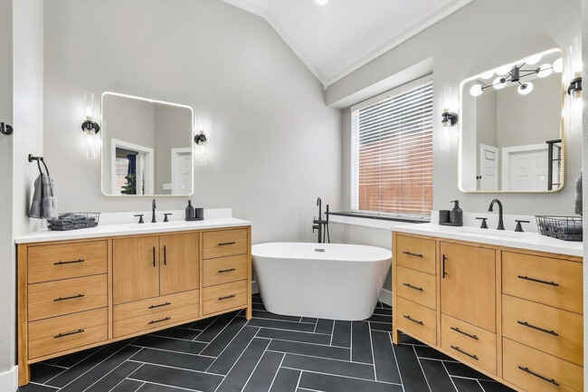 Building Photo - 5709 Courtney Cir