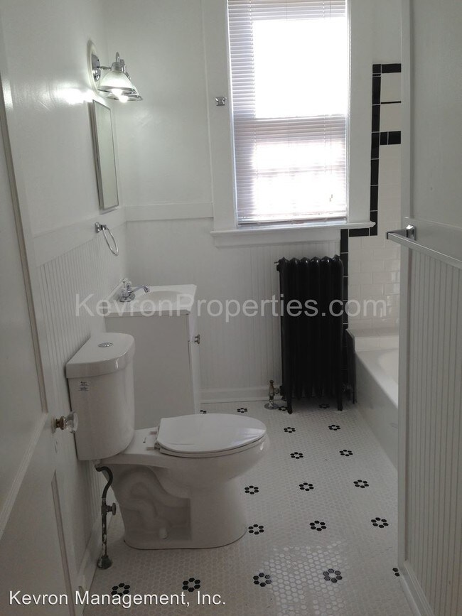 Building Photo - 3 br, 1 bath Apartment - 1563 Poplar Avenue