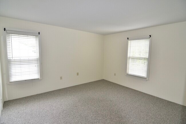 Building Photo - 7 Thoreau Ct