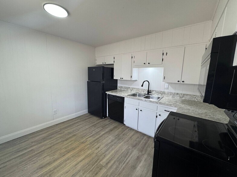 Building Photo - 611 Sunset Ln