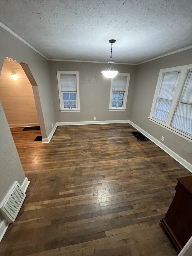 Building Photo - 1910 Hst W 10th St