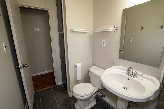 Building Photo - 3 Bed 1 Bath MIDTOWN home!!