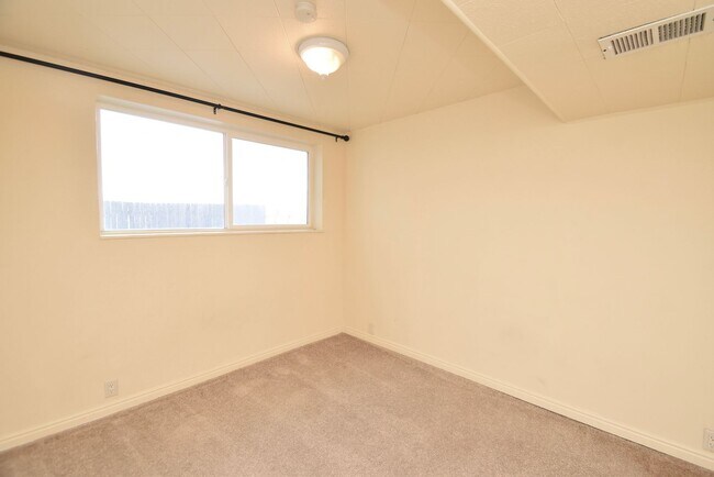 Building Photo - Spacious 5 Bedroom 3 Bathroom Home in Sandy!