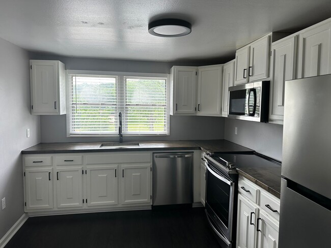 Building Photo - Nice 2 Bedroom 1 Bath Apartment above a sa...