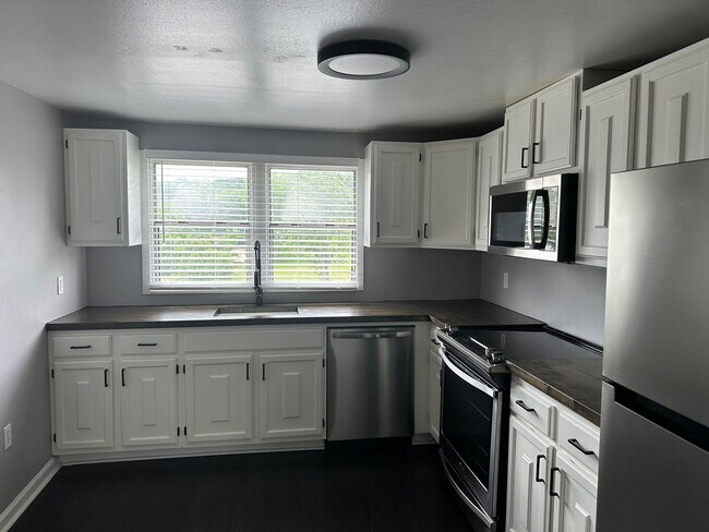 Building Photo - Nice 2 Bedroom 1 Bath Apartment above a salon. 1 Level