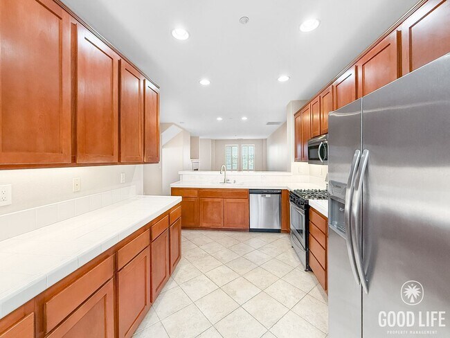 Building Photo - Beautiful 4B/4BA Home w/ Canyon Views & Great Layout!