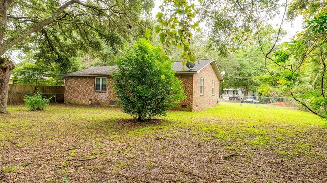 Building Photo - 3 Bedroom 1.5 Bath House in Hobcaw Point - Mount Pleasant