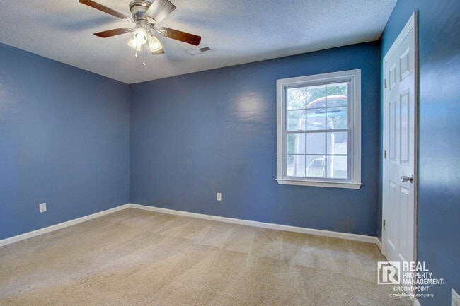 Building Photo - 443 Robin Dr