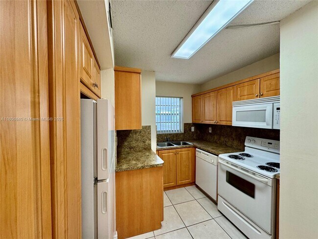 Building Photo - 8810 Fontainebleau Blvd