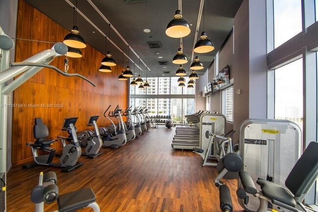 Building Photo - 1300 Brickell Bay Dr