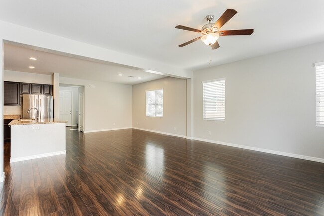 Building Photo - Exquisite 5 bedroom 4 bathroom home with fresh paint and new carpet waiting for you!