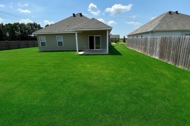 Building Photo - Beautiful 3 Bedroom, 2 Bath Craftsman-Styl...