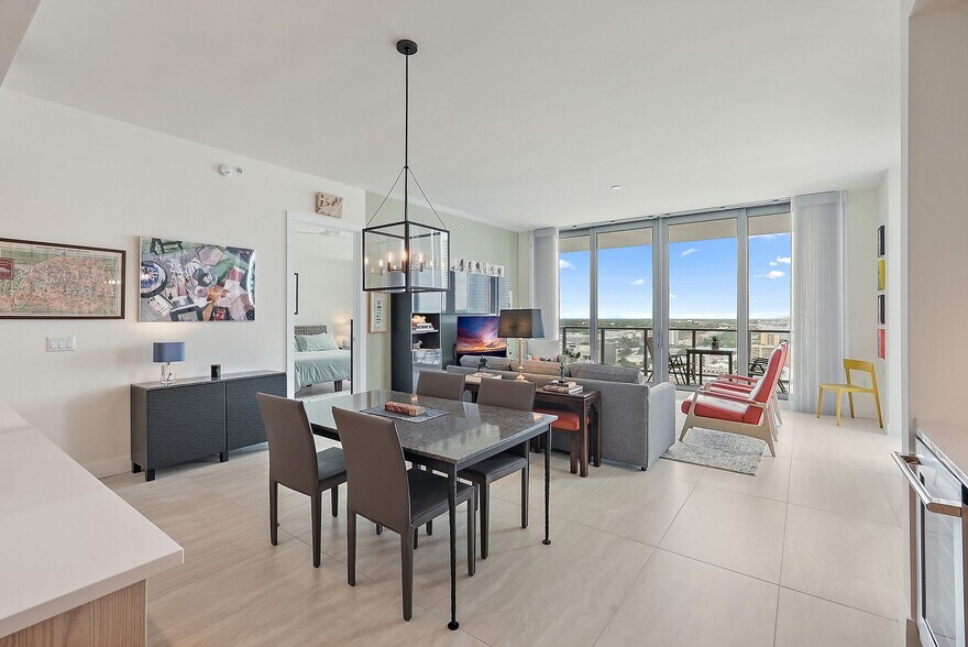 Building Photo - 301 1st St S