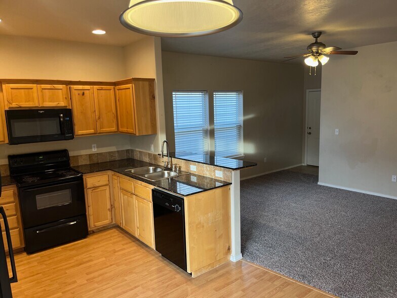 Kitchen and living room - 16089 Sunnyfield