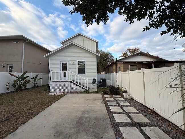 Building Photo - 1736 W Walnut St