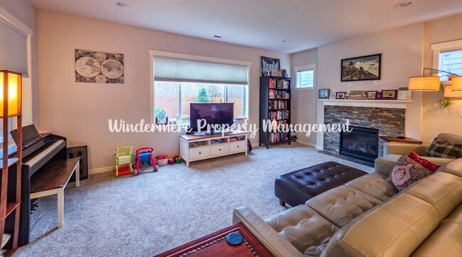 Building Photo - Gorgeous, Spacious 4 bed Home, CK Schools, LARGE fully fenced yard - A/C, close to trails and more!