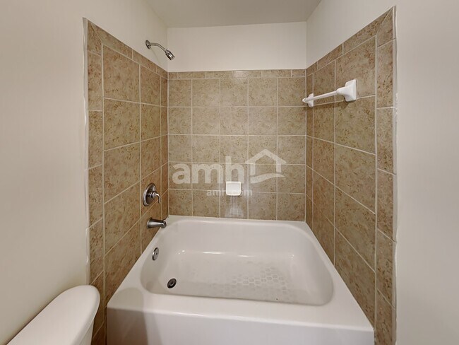 Building Photo - 407 Pinoak Dr