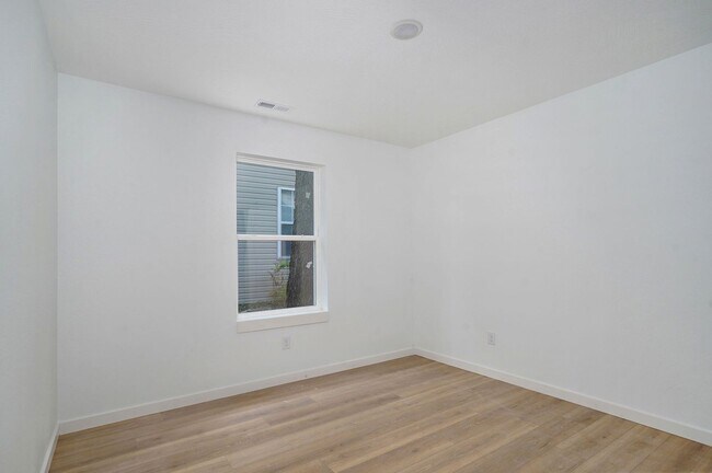 Building Photo - College students welcome! Brand new 3 bedr...