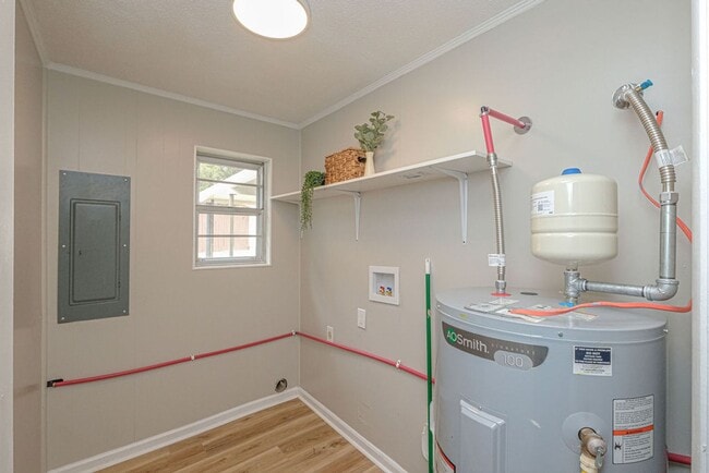 Building Photo - Newly Renovated - Move In Ready Home! 5 Bedrooms 3 Bathrooms