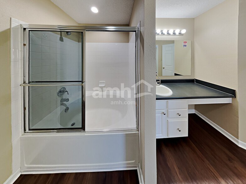 Building Photo - 10970 Clear Spring Dr