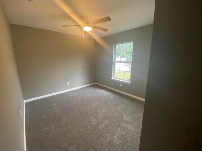 Building Photo - 4 Bed 2 Bath New Fenced in Yard In Kingsla...